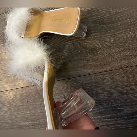 Fluffy white heels - Picture 4 of 4